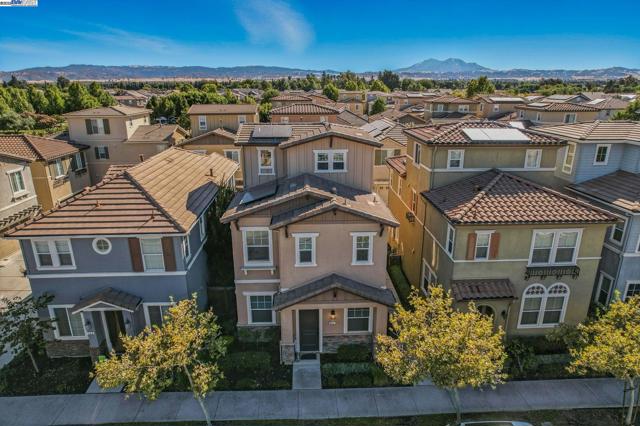 841 Fan Palm Ln, Brentwood CA: https://media.crmls.org/mediaz/827e6571-a8b1-43dd-913e-d08ff1745359.jpg