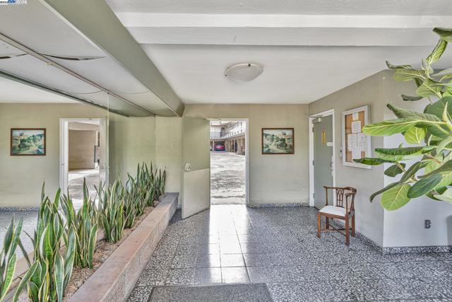 3877 Howe St, Oakland CA: https://media.crmls.org/mediaz/827e7e41-d3ff-43d1-9319-2e8e92899a82.jpg