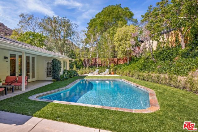 3276 Mandeville Canyon Road, Los Angeles CA: https://media.crmls.org/mediaz/827ec54b-06fc-4581-942d-992e5b10e170.jpg