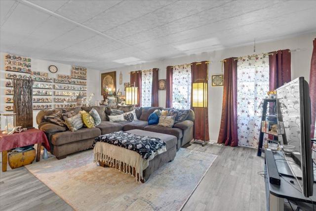 17617 Pond Derosa, Salinas CA: https://media.crmls.org/mediaz/827ee6d8-8c7b-4344-b3af-dbd4467bbf40.jpg