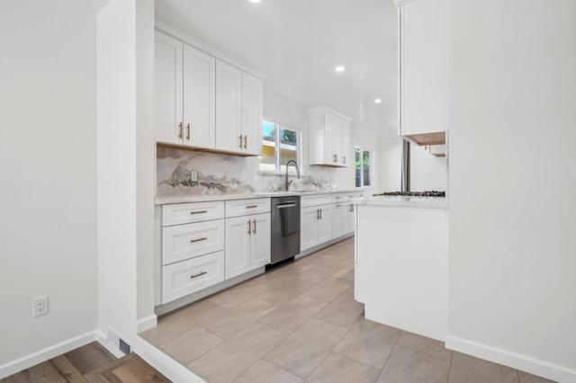 700 Gull Avenue, Foster City CA: https://media.crmls.org/mediaz/827f148e-67b5-4311-b210-6b0fefe7f26f.jpg