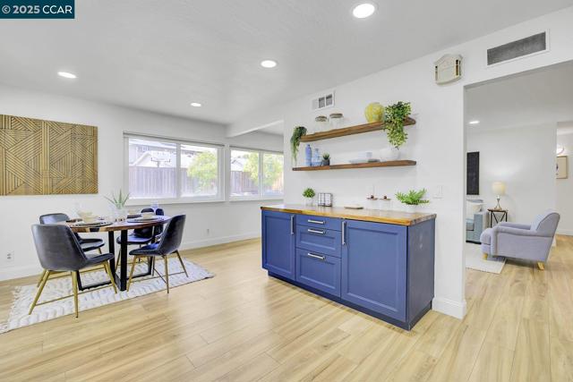 9821 Broadmoor Dr, San Ramon CA: https://media.crmls.org/mediaz/8280170b-5d5b-4fce-a90a-379ff00069e1.jpg