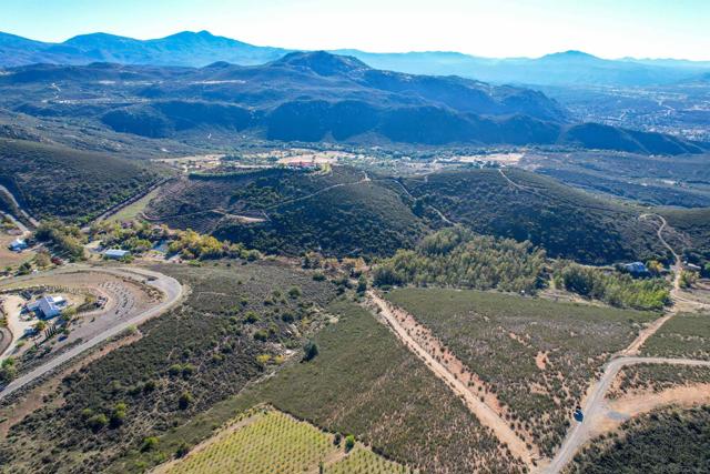 18408 Sweet Ln, Ramona CA: https://media.crmls.org/mediaz/82804216-a55a-42cb-bff8-f569712afcd0.jpg