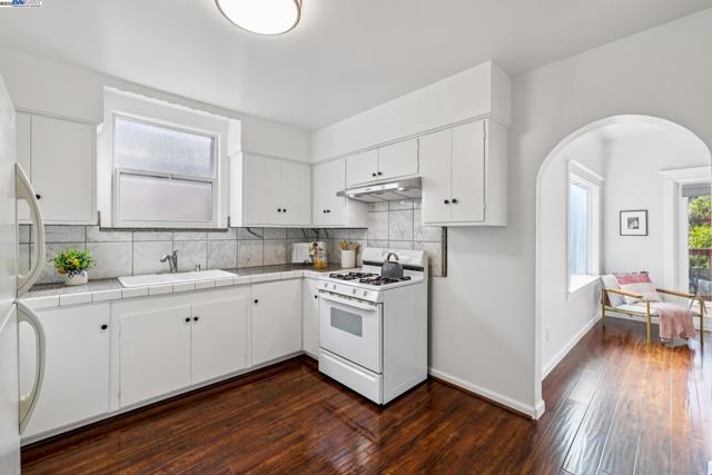 1525 Stanton St, Alameda CA: https://media.crmls.org/mediaz/82813ef0-4f5b-4195-a128-feb74aeee5d0.jpg