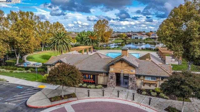 1050 Clear Lake Dr, Oakley CA: https://media.crmls.org/mediaz/8282fd73-20a5-435e-a083-2ae70ce43d32.jpg