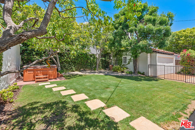 10733 Wellworth Avenue, Los Angeles CA: https://media.crmls.org/mediaz/82831c98-1f29-47d1-a95b-a2ef6cc724c8.jpg