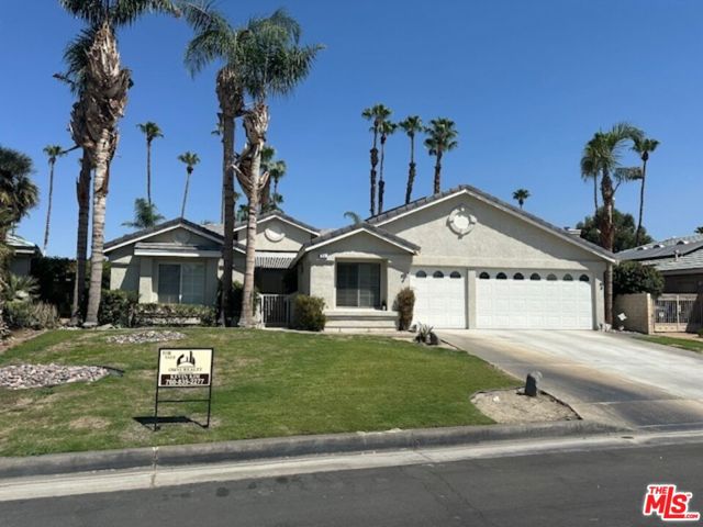 44 E Sutton Place, Palm Desert CA: https://media.crmls.org/mediaz/828367c4-33a9-47f6-95dd-cf2b43c86981.jpg