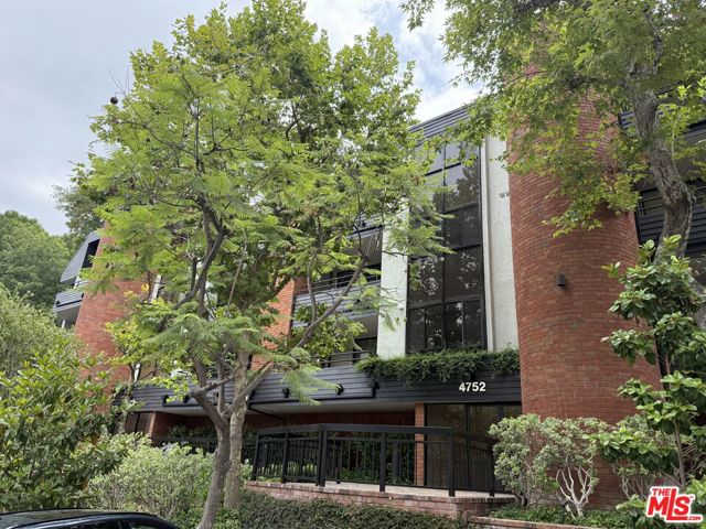 4752 Park Encino Lane, Encino CA: https://media.crmls.org/mediaz/82841081-d97e-45ed-8b7b-18bf6d500f48.jpg