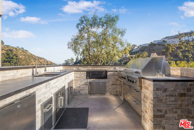 2501 Zorada Drive, Los Angeles CA: https://media.crmls.org/mediaz/8284612d-7d9c-4879-acff-da519a0ee57c.jpg