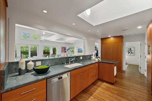 1634 Hollingsworth Drive, Mountain View CA: https://media.crmls.org/mediaz/8284e453-9245-475e-b106-929264f020fd.jpg