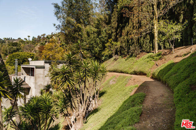 7017 Senalda Road, Los Angeles CA: https://media.crmls.org/mediaz/8284eae2-ddfc-4717-ad76-bfc4735b6b86.jpg