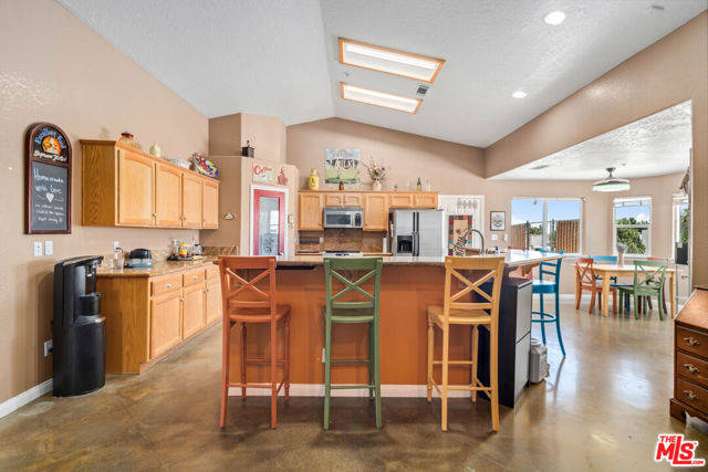 9999 Del Sol Avenue, Phelan CA: https://media.crmls.org/mediaz/82858eab-917c-43ab-ad43-853e34e0e471.jpg