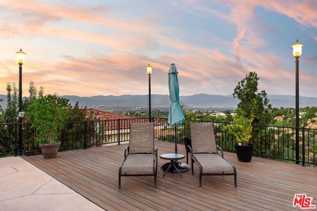 16894 Encino Hills Drive, Encino CA: https://media.crmls.org/mediaz/8287ce2f-c765-438a-b04b-434fb3515793.jpg