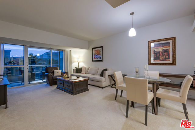 13700 MARINA POINTE Drive, Marina del Rey CA: https://media.crmls.org/mediaz/82887f0c-5b49-44e5-8bc8-f5c1591af341.jpg