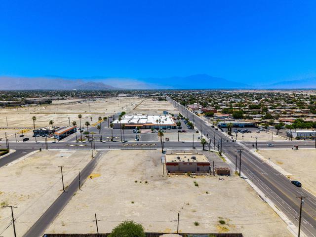 83037 Ave 44, Indio CA: https://media.crmls.org/mediaz/8289176d-2384-424d-a059-42cb20f81b6b.jpg