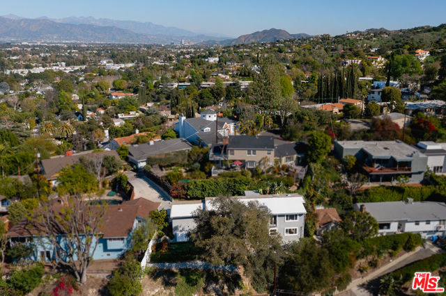13513 Cheltenham Drive, Sherman Oaks CA: https://media.crmls.org/mediaz/82895047-2003-4740-88f9-38a24d394c33.jpg