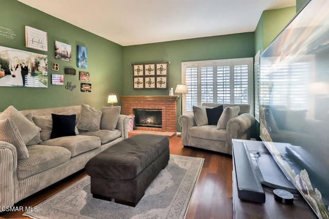 388 Country Club Drive, Simi Valley CA: https://media.crmls.org/mediaz/8289d357-0c38-4697-b143-430d0d478c5b.jpg