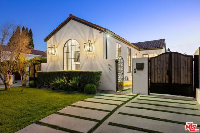 521 N Formosa Avenue, Los Angeles CA: https://media.crmls.org/mediaz/828ad379-2358-4321-98ab-88da5926452a.jpg