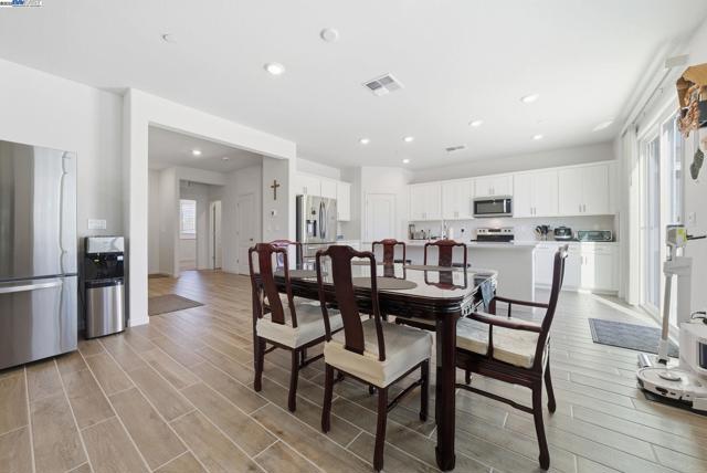 4158 Markovich Ct, Richmond CA: https://media.crmls.org/mediaz/828ade94-87f5-46ec-94df-d216752ee343.jpg