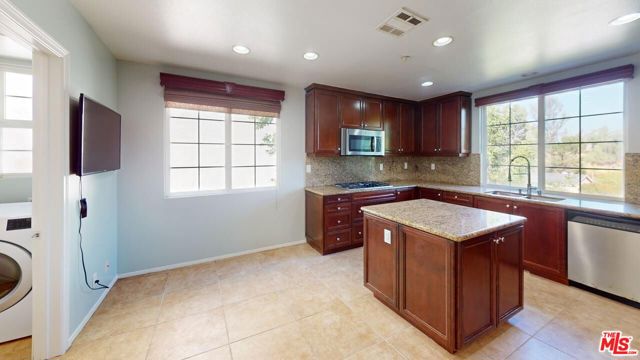5655 COMO Circle, Woodland Hills CA: https://media.crmls.org/mediaz/828cc820-c7d0-4d5f-92c1-21c3d12c990f.jpg