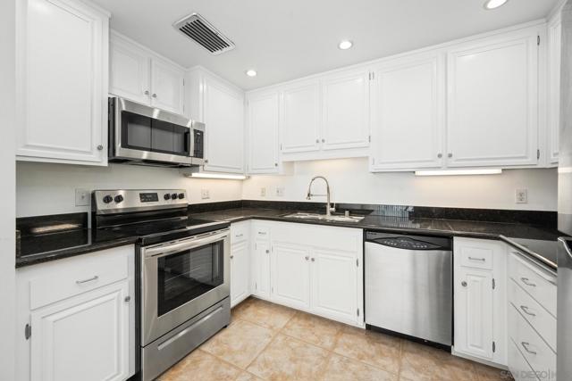 7811 Eads Ave, La Jolla CA: https://media.crmls.org/mediaz/828d37dc-731b-4a43-aeb1-bf14abb0feeb.jpg