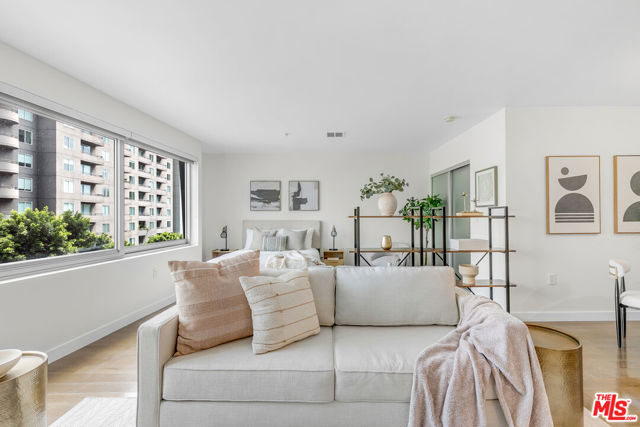 901 S Flower Street, Los Angeles CA: https://media.crmls.org/mediaz/828dea34-26c3-447c-9634-c3230ed20ddc.jpg