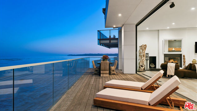 26814 Malibu Cove Colony Drive, Malibu CA: https://media.crmls.org/mediaz/828e66b9-60ba-4a72-b8cd-5dd19a5b0482.jpg