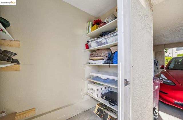 40 Spy Glass Hill, Oakland CA: https://media.crmls.org/mediaz/828fc0f9-da7e-4dc4-a5ef-83b572f1bc18.jpg