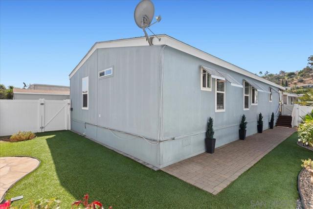 809 Discovery St, San Marcos CA: https://media.crmls.org/mediaz/828fc845-4deb-405e-9dbc-4cf86fc15946.jpg