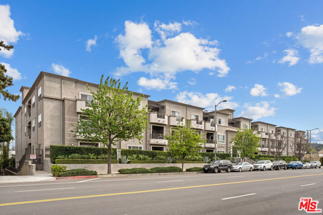 4424 Whitsett Avenue, Studio City CA: https://media.crmls.org/mediaz/82909211-ec42-4d14-95b0-3612aadf6cbd.jpg