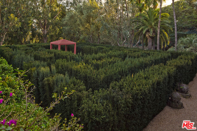 470 Layton Way, Los Angeles CA: https://media.crmls.org/mediaz/82912d81-f92e-440a-af00-c73c2a76499d.jpg