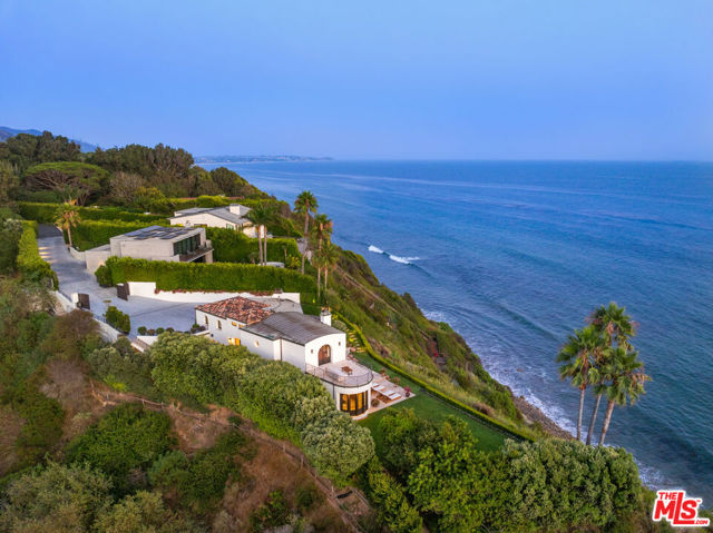 32804 Pacific Coast Highway, Malibu CA: https://media.crmls.org/mediaz/8291d010-4a9c-428c-a466-51b29827e380.jpg