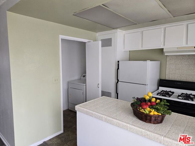 1233 Tamarind Avenue, Los Angeles CA: https://media.crmls.org/mediaz/8293ceb0-3bcf-4a7f-8779-b717555ee1c6.jpg