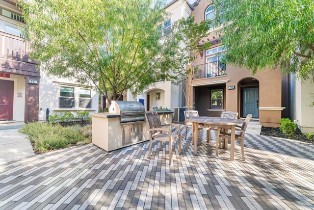 329 Cherokee Loop, Mountain View CA: https://media.crmls.org/mediaz/8294ce90-7904-4e63-96dd-139e1ffaee2f.jpg