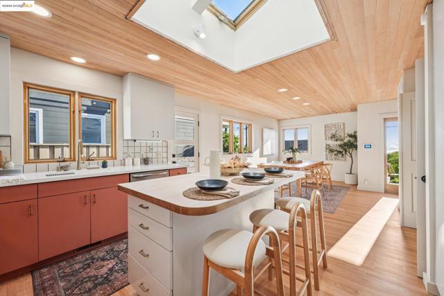 19 Highland Blvd, Kensington CA: https://media.crmls.org/mediaz/82950341-ffd5-4974-8238-2de71ea16fcd.jpg