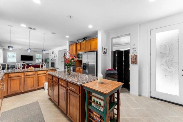 80580 Apple Court, Indio CA: https://media.crmls.org/mediaz/82962d0c-5a0a-44b0-8849-9e1e920720fb.jpg