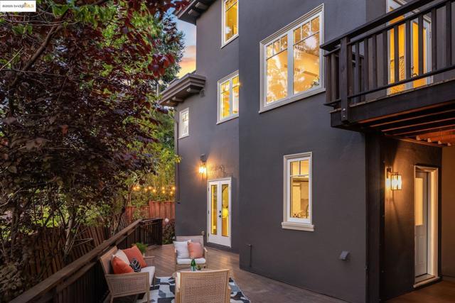 733 Carlston Ave., Oakland CA: https://media.crmls.org/mediaz/82966623-3132-45c2-9f17-b0638be42db0.jpg