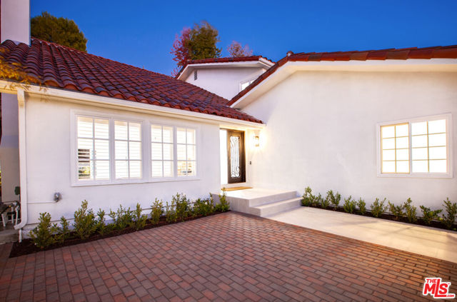 10221 Briarwood Drive, Los Angeles CA: https://media.crmls.org/mediaz/8296892e-e77f-4d0d-9c20-cd3c16b5d0cb.jpg