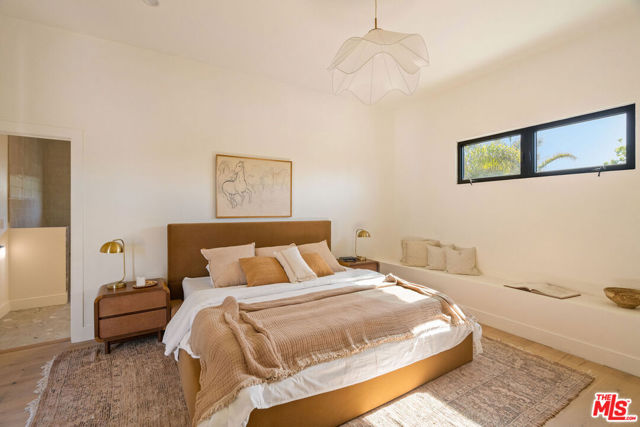3820 S Burnside Avenue, Los Angeles CA: https://media.crmls.org/mediaz/82969914-44f5-4a2b-b9be-1b9e503922bb.jpg