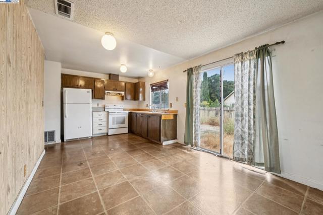 220 PEMBROKE DRIVE, Vallejo CA: https://media.crmls.org/mediaz/82973be4-fea1-466b-97f5-07c8d2f7efdd.jpg
