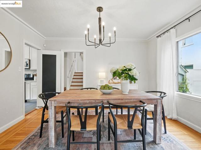3712 Maple AVE, Oakland CA: https://media.crmls.org/mediaz/82984b56-20a5-49c4-8660-efb5070c1382.jpg