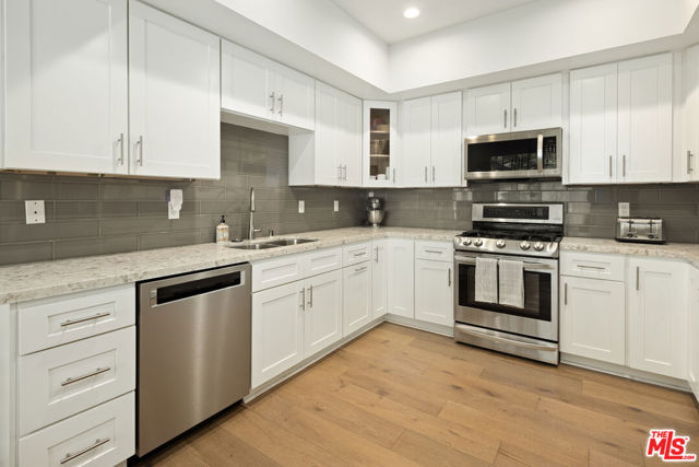 2219 S Bentley Avenue, Los Angeles CA: https://media.crmls.org/mediaz/82985563-40ac-4731-9139-c36a27cc29ba.jpg