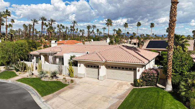12 Via Elegante, Rancho Mirage CA: https://media.crmls.org/mediaz/8298a743-c0c2-48e7-9abe-bcfe76834a38.jpg