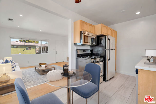 119 Paloma Avenue, Venice CA: https://media.crmls.org/mediaz/829988a8-4799-45ee-8b49-9ba551582218.jpg