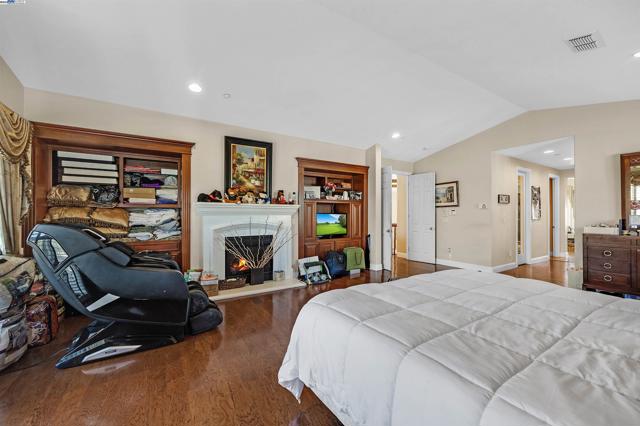 6013 Kingsmill Ter, Dublin CA: https://media.crmls.org/mediaz/829a2ca1-f05b-4074-be0a-f2184738921b.jpg