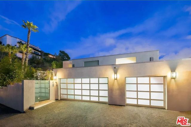 2183 Sunset Plaza Drive, Los Angeles CA: https://media.crmls.org/mediaz/829afc73-4147-4018-95f5-3675aeb5cbfd.jpg