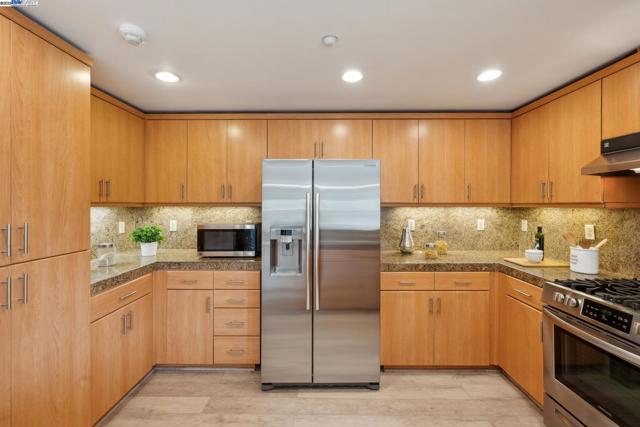 303 Bowsman Ct, Oakland CA: https://media.crmls.org/mediaz/829b109f-b79a-427d-bcf7-d89be64603ba.jpg