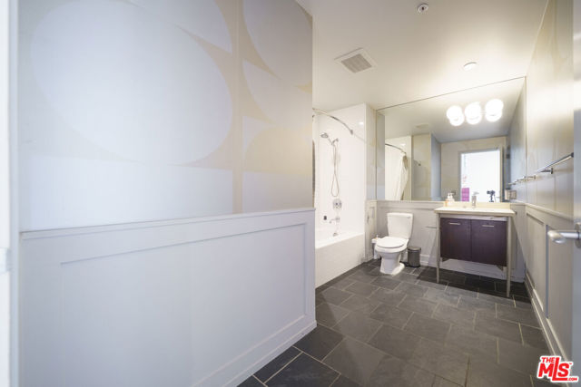 1155 S Grand Avenue, Los Angeles CA: https://media.crmls.org/mediaz/829ba91c-127c-4625-bb6e-e4e9b0596d63.jpg