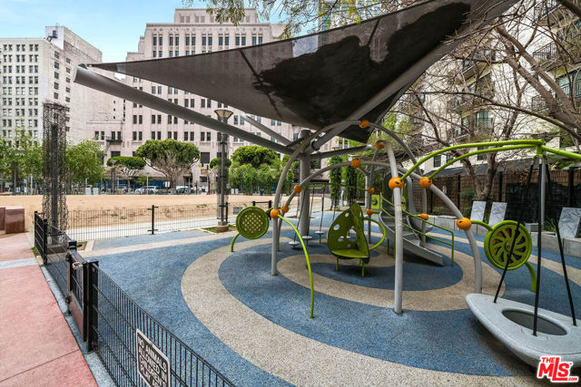 416 S Spring Street, Los Angeles CA: https://media.crmls.org/mediaz/829bf627-a626-444f-afa6-33fd9217b5ff.jpg