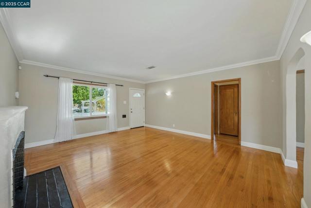 3832 33rd St, Sacramento CA: https://media.crmls.org/mediaz/829c056f-aee6-4396-8aca-506bbfc9b9e6.jpg